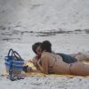 Fabíola Nascimento e Emilio Dantas se beijam durante tarde na praia