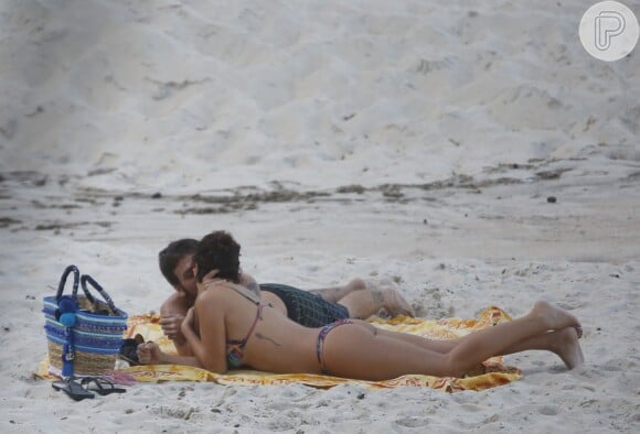 Fabíola Nascimento e Emilio Dantas se beijam durante tarde na praia
