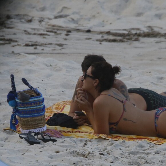 Fabíola Nascimento e Emilio Dantas trocam carinhos na praia