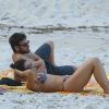 Fabíola Nascimento exibe boa forma na praia com namorado, Emilio Dantas nesta terça-feira, dia 25 de abril de 2017