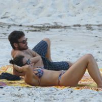 Fabiula Nascimento exibe boa forma na praia com namorado, Emilio Dantas. Fotos!
