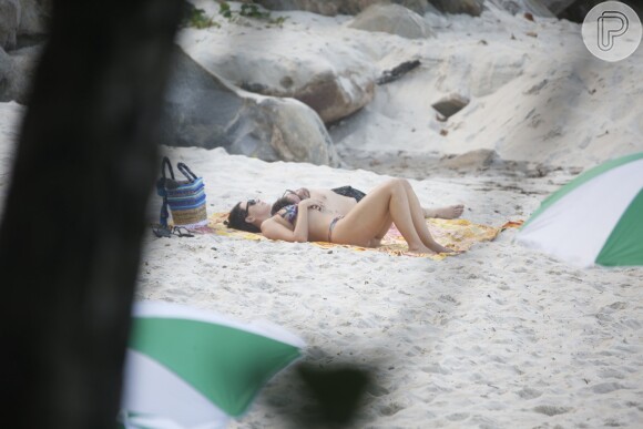 De biquíni, Fabíola Nascimento exibe boa forma na praia com namorado, Emilio Dantas