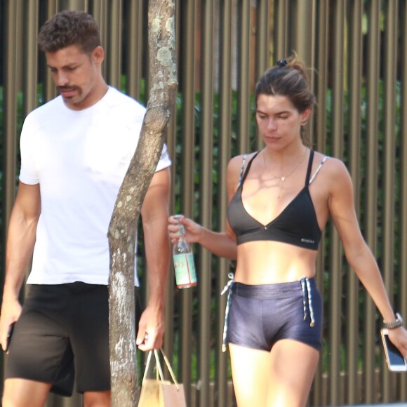 Usando um look fitness, Mariana Goldfarb ostentou boa forma ao lado de Cauã Reymond