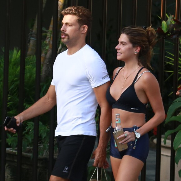 Cauã Reymond exibiu novo visual em passeio com a namorada no Rio de Janeiro nesta terça-feira, 25 de abril de 2017