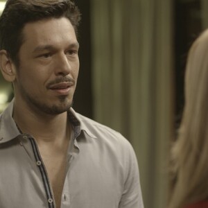 Lázaro (João Vicente de Castro) se declara novamente para Diana (Alinne Moraes) na novela 'Rock Story'