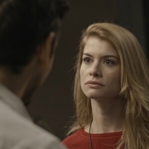 Diana (Alinne Moraes) reclama para Lázaro (João Vicente de Castro) que não tem ninguém a quem possa recorrer, na novela 'Rock Story'