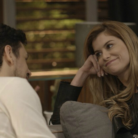 Diana (Alinne Moraes) procura abrigo na casa de Lázaro (João Vicente de Castro) e os dois passam uma noite juntos, na novela 'Rock Story', a partir de 2 de maio de 2017