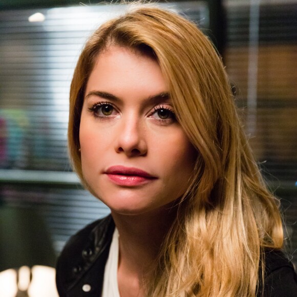 Diana (Alinne Moraes) fica sem ter onde morar, na novela 'Rock Story'