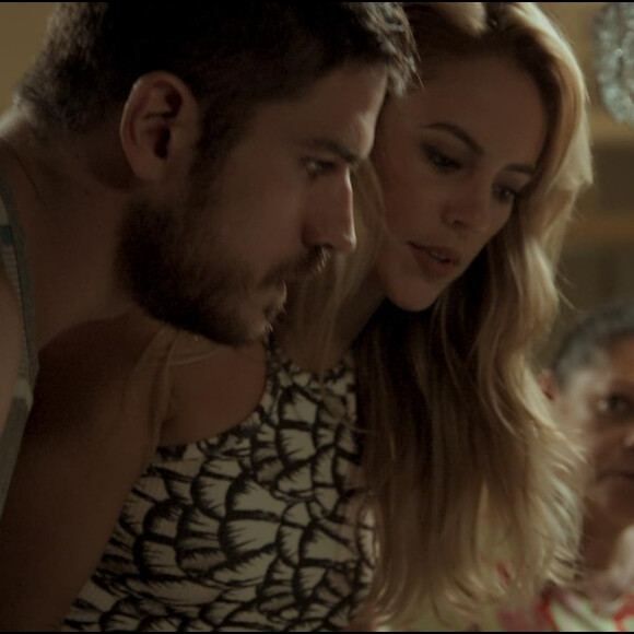 Jeiza (Paolla Oliveira) e Zeca (Marco Pigossi) se sentem atraídos um pelo outro desde a segunda vez que se viram, na novela 'A Força do Querer'