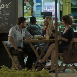 Zeca (Marco Pigossi) diz a Jeiza (Paolla Oliveira) que está seguindo com o processo de divórcio, na novela 'A Força do Querer'