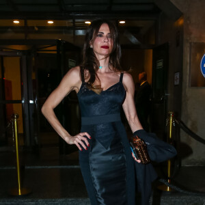 Luciana Gimenez apostou na combinação de vestido preto com sandália rosa para o evento da grife Dolce & Gabbana, em São Paulo, na noite desta terça-feira, 25 de abril de 2017