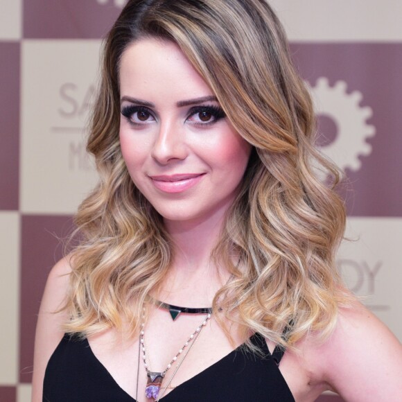 'Mexer no nariz modifica a voz', alegou Sandy