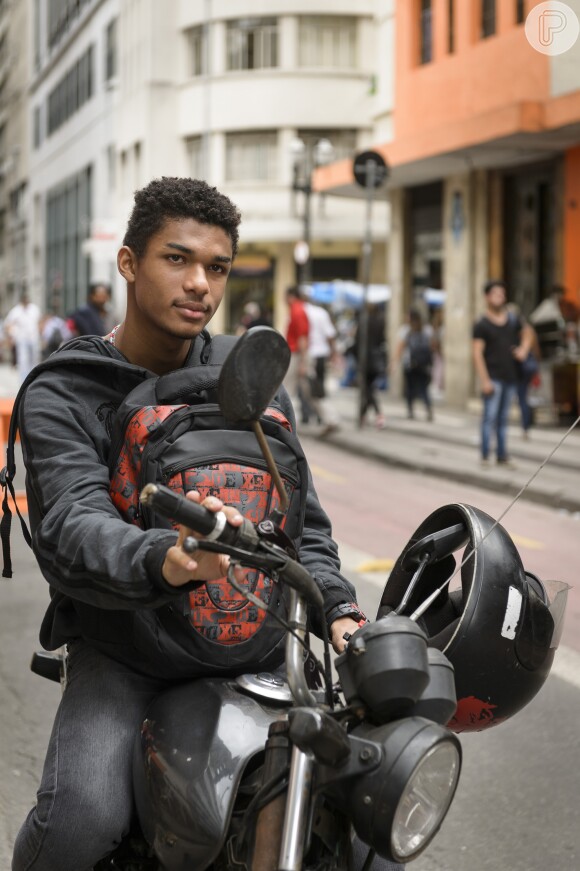 O motoboy Anderson (Juan Paiva) é irmão de Ellen (Heslaine Vieira). Ele se apaixona por Tina (Ana Hikari), amiga de sua irmã, em 'Malhação - Viva a Diferença'