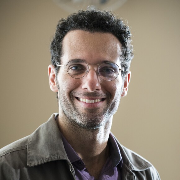 Bóris (Mouhamed Harfouch) é orientador do Colégio Grupo em 'Malhação - Viva a Diferença'