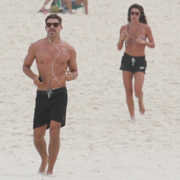 Cauã Reymond patricou exercício apenas de camisa na praia da Barra da Tijuca