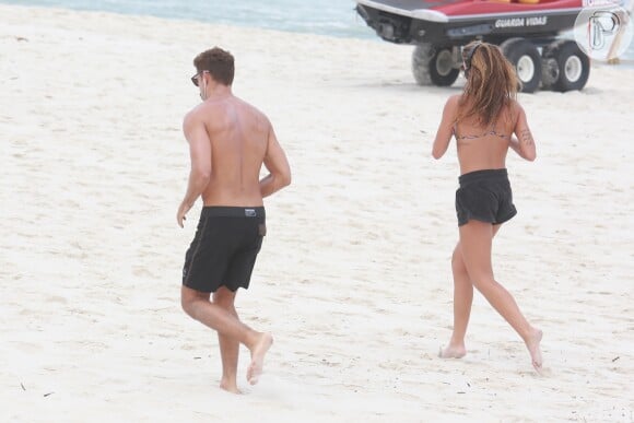 Cauã Reymond e a namorada, Mariana Goldfab, mostraram a boa forma durante exercícios na praia