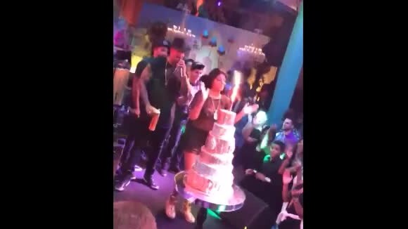 Ludmilla comemora aniversário de 22 anos na companhia de amigos no salão de festas Versatilly, em Curicica, no Rio de Janeiro, na noite desta quarta-feira, 26 de fevereiro de 2017