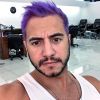 Ex-'BBB16' Matheus Lisboa pintou os cabelos de roxo, nesta quarta-feira, 26 de abril de 2017
