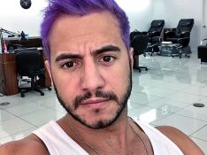Vídeo: ex-BBB Matheus Lisboa pinta os cabelos de roxo em viagem aos EUA. &#039;Massa&#039;