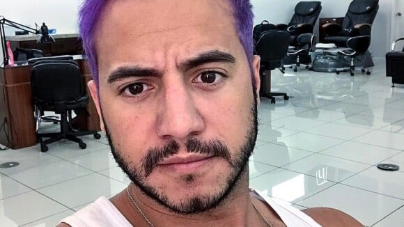 Vídeo: ex-BBB Matheus Lisboa pinta os cabelos de roxo em viagem aos EUA. 'Massa'