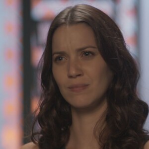 Júlia (Nathalia Dill) provoca Tiago (Thiago Rodrigues), na novela 'Rock Story': 'Quer contar pra ela, (Yasmin, Marina Moschen) Tiago, que você é casado e tem dois filhos?'