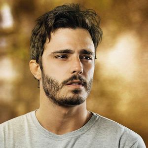 Tiago (Thiago Rodrigues) mente e culpa Yasmin (Marina Moschen), na novela 'Rock Story': 'Essa garota que cismou comigo, veio pra cima de mim!'