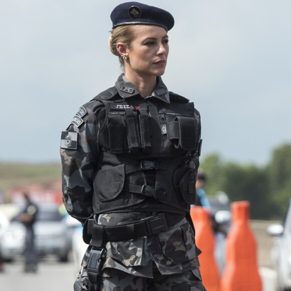 A policial Jeiza (Paolla Oliveira) capricha no visual quando não está no Batalhão de Ações com Cães, na novela 'A Força do Querer'. 'Ela fica poderosa com aquela farda', disse a atriz