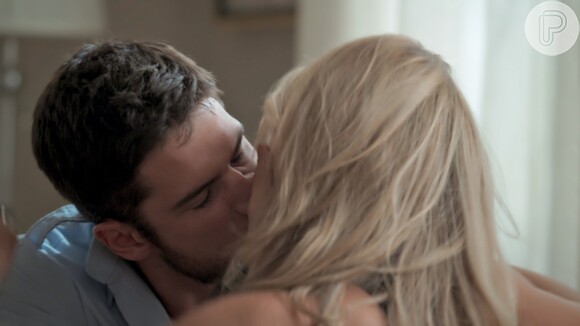Novela 'A Força do Querer': Jeiza (Paolla Oliveira) e Zeca (Marco Pigossi) dão primeiro beijo