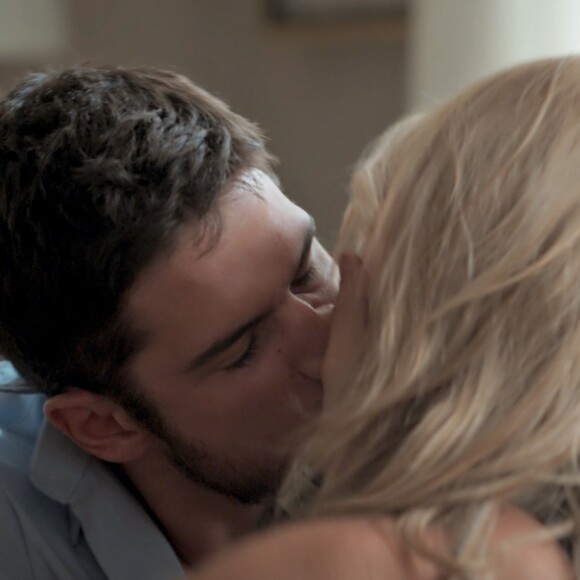 Novela 'A Força do Querer': Jeiza (Paolla Oliveira) e Zeca (Marco Pigossi) dão primeiro beijo