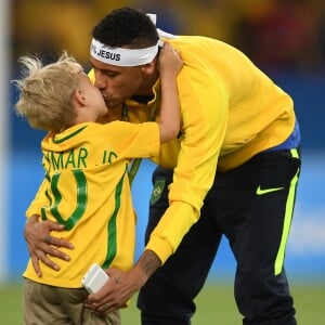 Neymar é sempre clicado em momentos fofos com o filho, Davi Lucca