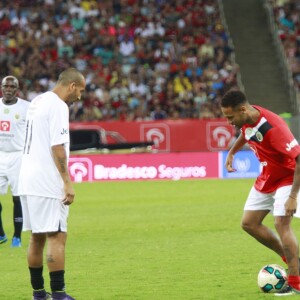O jogador Neymar levou um tombo após tentar fazer embaixadinha
