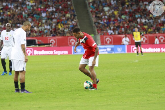 O jogador Neymar levou um tombo após tentar fazer embaixadinha
