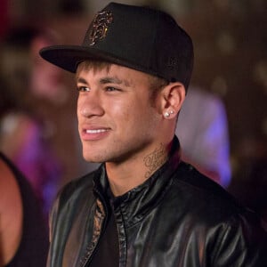 Neymar encontrou o apresentador Luciano Huck em Barcelona, na Espanha