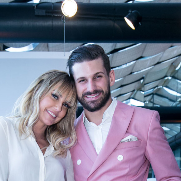 Deborah Secco posa com o designer de joias Anthony Garcia