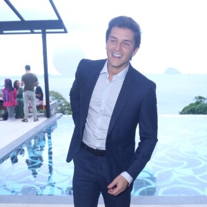 Klebber Toledo posou para fotos no lançamento da nova coleção da joalheria L/Dana 