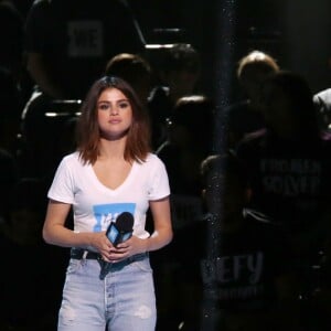 Selena Gomez faz mistério sobre nova temporada de '13 Reasons Why' no 'WE Day'