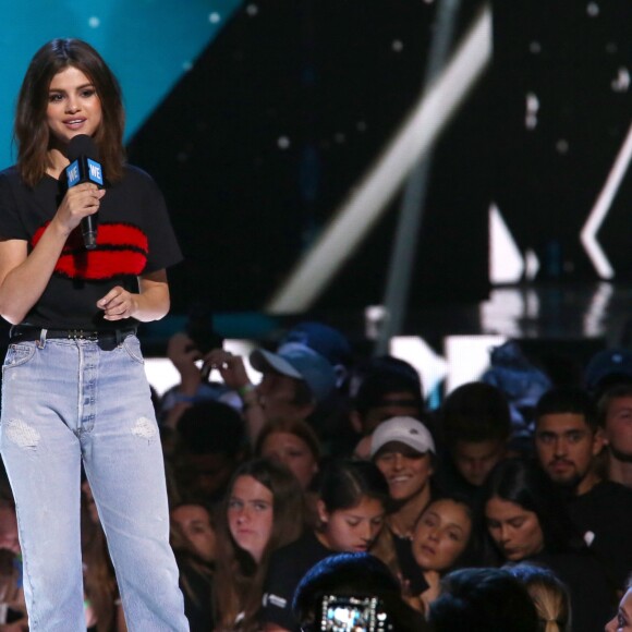 Selena Gomez faz mistério sobre nova temporada de '13 Reasons Why' no 'WE Day'