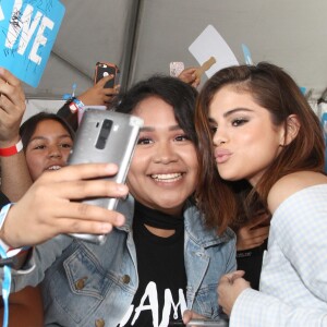 Selena Gomez faz mistério sobre nova temporada de '13 Reasons Why' no 'WE Day'
