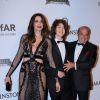 Luciana Gimenez teve a companhia de Marcelo de Carvalho, seu marido, e Lucas Jagger, seu filho mais velho, no baile da amfAR