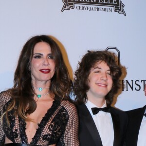 Luciana Gimenez teve a companhia de Marcelo de Carvalho, seu marido, e Lucas Jagger, seu filho mais velho, no baile da amfAR