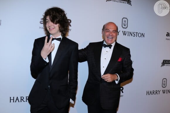 Filho de Luciana Gimenez, Mick Jagger divertiu o padrasto, Marcelo de Carvalho, ao passar pelo tapete vermelho do baile da amfAR