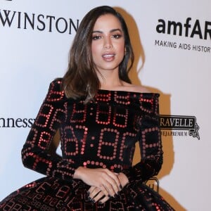 Anitta chegou ao baile amfAR usando look Moschino