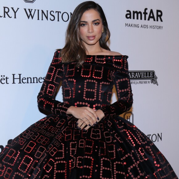 Anitta trocou o vestido Moschino e investiu em um body cavado e fio-dental com uma peça longa de tule por cima por Alexandre Herchcovitch para À La Garçonne