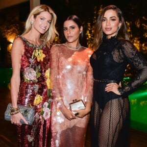 Já com o look usado no show, Anitta posa com Helena Bourdon e Marina Morena no evento