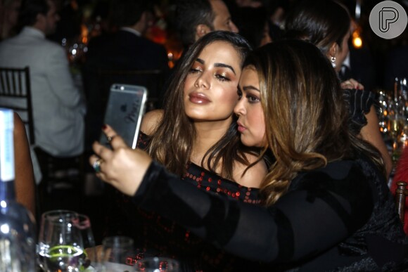 Anitta e Preta Gil posam para selfie no baile da amfAR