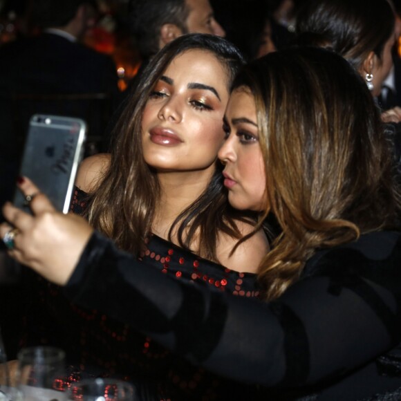 Anitta e Preta Gil posam para selfie no baile da amfAR