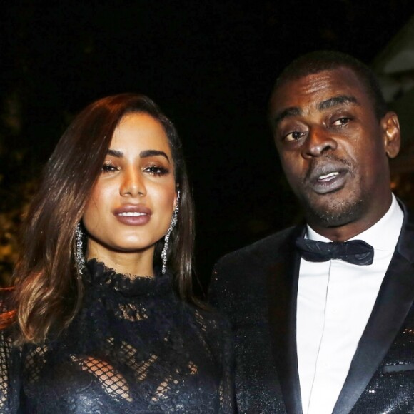 Anitta posa ao lado de Seu Jorge no baile de gala da amfAR, em 2017