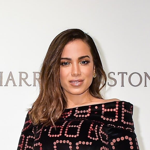 Anitta chegou ao baile amfAR usando look Moschino e botinha