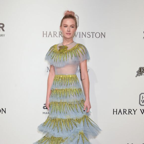 O vestido usado por Fiorella Mattheis tinha camada com bordados em cristal amarelo