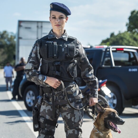 Paolla Oliveira contracena com um cão farejador na novela 'A Força do Querer'